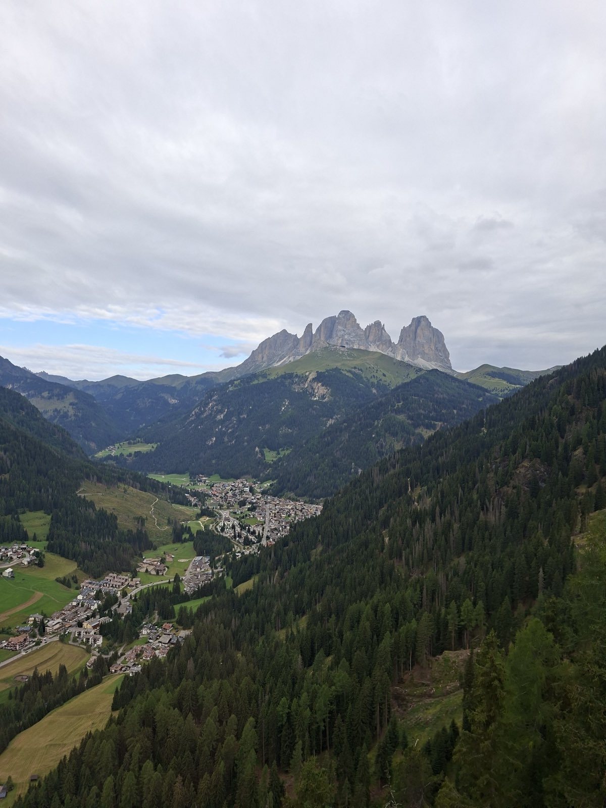 Canazei vista dall'alto, con il gruppo del Sassolungo sullo sfondo