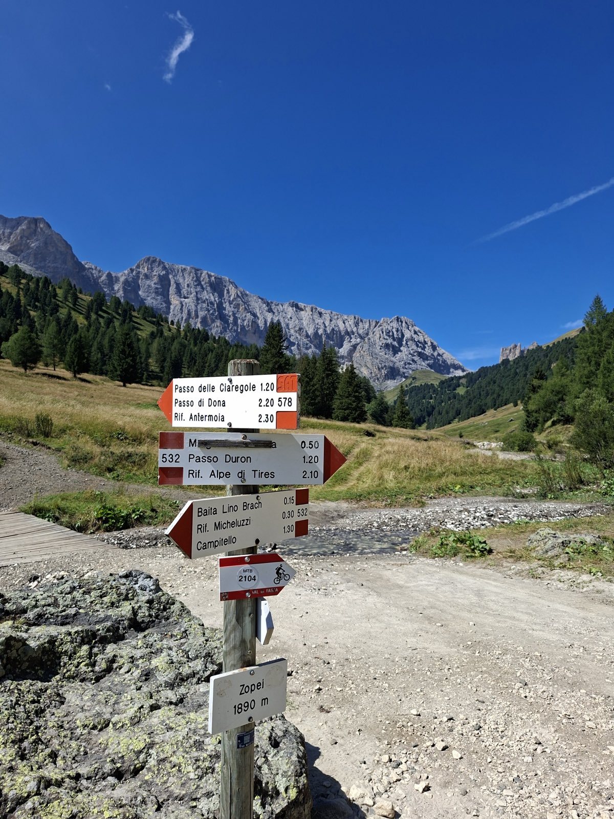Il segnavia di Zopei in Val Duron, con i tempi per il Passo Duron e il Rifugio Alpe di Tires
